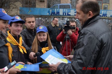 У Житомирі волонтери та незрячі закликали водіїв бути уважними до проблем людей із вадами зору