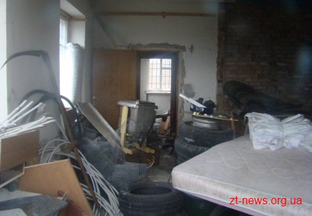 На Житомирщині правоохоронці закрили підпільний кондитерський цех та вилучили понад тонну його продукції