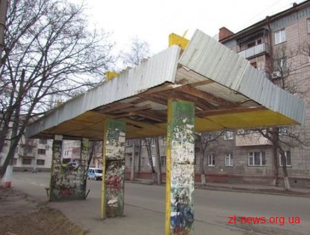У Житомирі замінили аварійне накриття на зупинці тролейбусів більше ніж через рік після обіцянки чиновників
