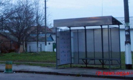 У Житомирі замінили аварійне накриття на зупинці тролейбусів більше ніж через рік після обіцянки чиновників