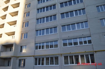 У будинку по вул. Щорса, 155 встановили вікна, покрили дах, проводять комунікації