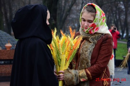 У Житомирі запалили хрест пам’яті до 80-річчя Голодомору