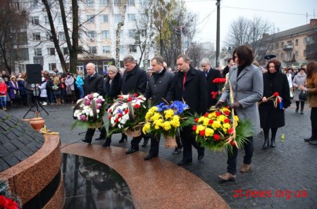 У Житомирі запалили хрест пам’яті до 80-річчя Голодомору