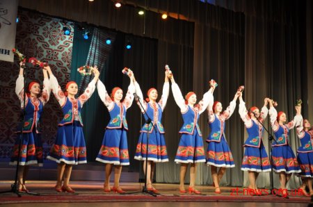 На сцені обласного театру творчі колективи Овруцького району представили свій край