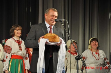 На сцені обласного театру творчі колективи Овруцького району представили свій край
