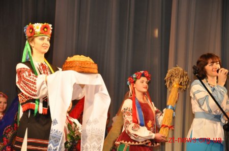 На сцені обласного театру творчі колективи Овруцького району представили свій край