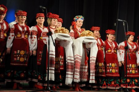 На сцені драмтеатру творчі колективи Новоград-Волинського району представили свій край