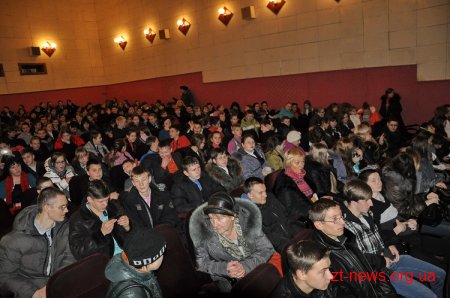 За сприяння облдержадміністрації школярі безкоштовно переглянули фільм про легендарного героя