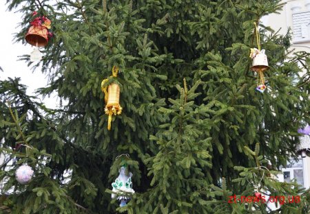 Ялинку на перехресті вулиць Михайлівська – Лятошинського вже прикрасили дитячими іграшками