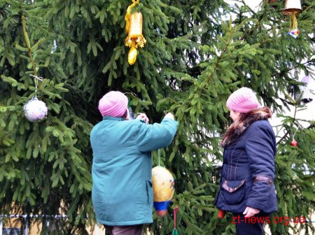Ялинку на перехресті вулиць Михайлівська – Лятошинського вже прикрасили дитячими іграшками