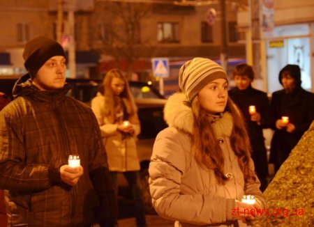 У Житомирі учні загальноосвітніх шкіл м. Житомира запалили лампадки в рамках відзначення 70-річчя визволення міста від фашистських загарбників