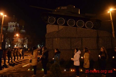 У Житомирі учні загальноосвітніх шкіл м. Житомира запалили лампадки в рамках відзначення 70-річчя визволення міста від фашистських загарбників
