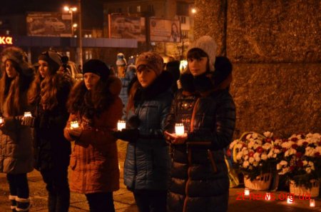 У Житомирі учні загальноосвітніх шкіл м. Житомира запалили лампадки в рамках відзначення 70-річчя визволення міста від фашистських загарбників