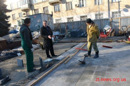 Мер Житомира Володимир Дебой невдоволений неякісним ремонтом Старого Бульвару