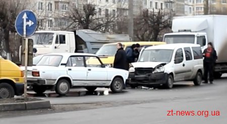 У Житомирі через вимкнений світлофор зіткнулися два автомобілі