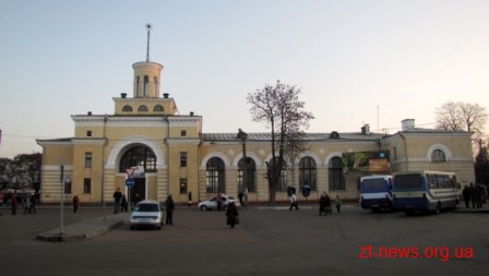 У Бердичеві «замінували» вокзал - евакуйовано людей У Бердичеві «замінували» вокзал - евакуйовано людей