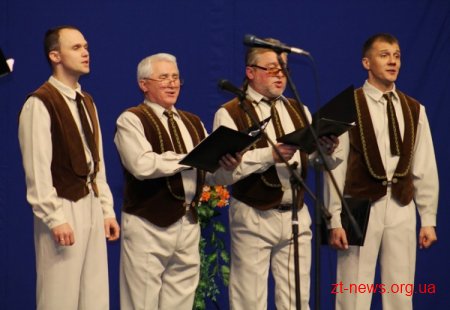 Йосип Запаловський вручив Ніні Матвієнко нагрудний знак «Честь і слава Житомирщини»