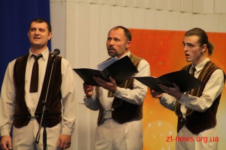 Йосип Запаловський вручив Ніні Матвієнко нагрудний знак «Честь і слава Житомирщини»