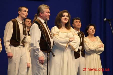 Йосип Запаловський вручив Ніні Матвієнко нагрудний знак «Честь і слава Житомирщини»