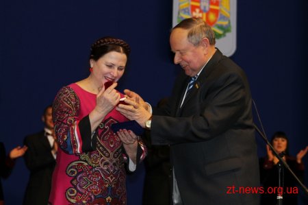 Йосип Запаловський вручив Ніні Матвієнко нагрудний знак «Честь і слава Житомирщини»