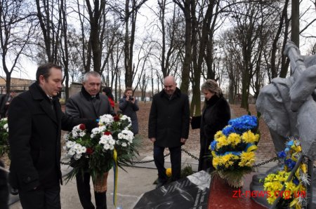 Житомиряни передали Всеукраїнську естафету пам’яті «Слава визволителям України» Рівненській області