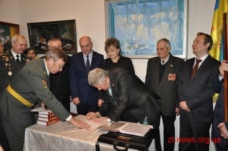 Житомиряни передали Всеукраїнську естафету пам’яті «Слава визволителям України» Рівненській області