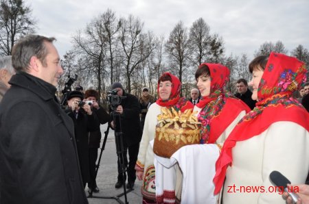 Житомиряни передали Всеукраїнську естафету пам’яті «Слава визволителям України» Рівненській області