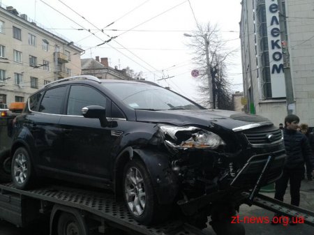 У Житомирі автомобіль врізався у Свято-Михайлівський кафедральний собор