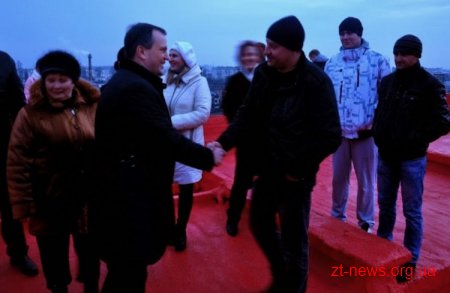У Житомирі дах багатоповерхівки запінили двохсантиметровим шаром поліурітану, завдяки якому дах не буде протікати близько 30 років