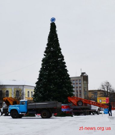 Працівники КП «Міськсвітло» почали демонтувати новорічну ялинку
