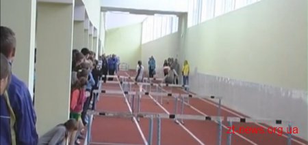 Новий манеж на центральному стадіоні міста приймає перші змагання з легкої атлетики