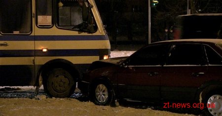 У Житомирі на проспекті Миру зіткнулися пасажирський автобус і легковий автомобіль