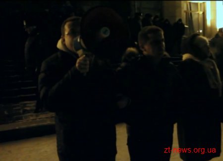 У Житомирі міліціонерів закидали яйцями