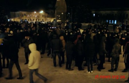 У Житомирі міліціонерів закидали яйцями