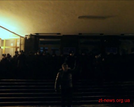 У Житомирі міліціонерів закидали яйцями