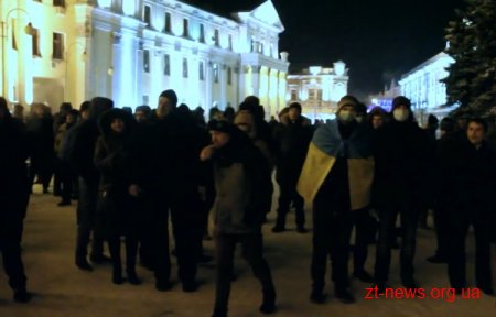 У Житомирі міліціонерів закидали яйцями