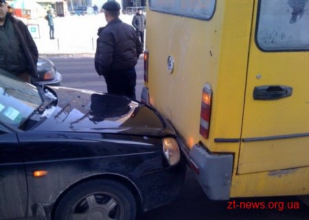 У Житомирі маршрутка заднім ходом в'їхала у легковик