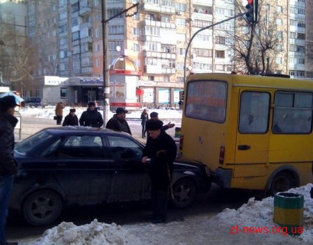 У Житомирі маршрутка заднім ходом в'їхала у легковик
