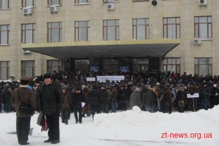 У Житомирі мітинг на майдані Корольова розпочався з блокування облради ПРЯМА ТРАНСЛЯЦІЯ
