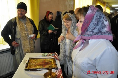 Представниці громадської організації передали Ємільчинській центральній районній лікарні ікону «Всецариця»