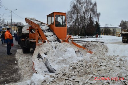 У Житомирі з центральних вулиць вивозять сніг