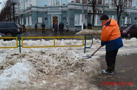 У Житомирі з центральних вулиць вивозять сніг