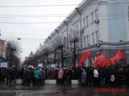 Під стінами міської ради комуністи вимагають не зносити пам'ятник Леніну, а медики - прийняти бюджет