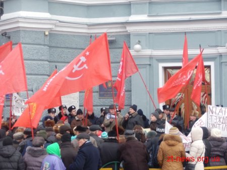 Під стінами міської ради комуністи вимагають не зносити пам'ятник Леніну, а медики - прийняти бюджет