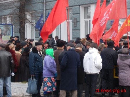 Під стінами міської ради комуністи вимагають не зносити пам'ятник Леніну, а медики - прийняти бюджет