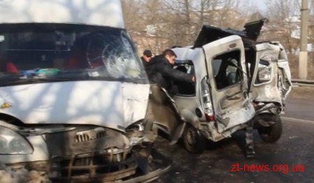 У Житомирі зіткнулися автомобіль Renault і маршрутка