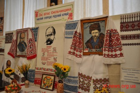 Керівники Ємільчинщини заспівали разом зі зведеним хором під час творчого звіту району