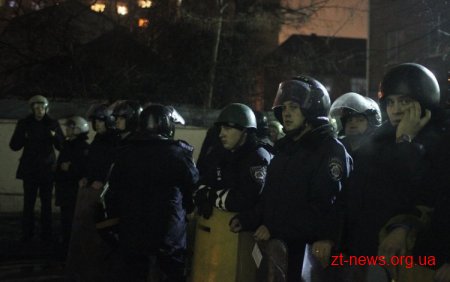 Внутрішній двір біля будівлі житомирського УМВС заповнений міліцією