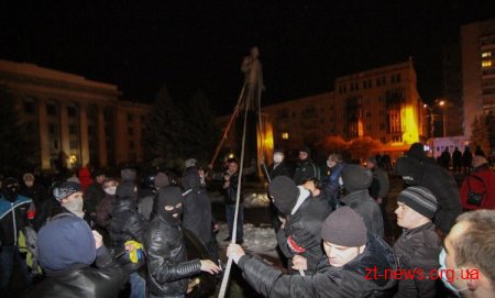 У Житомирі повалили пам’ятник Леніну