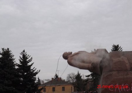 У Бердичеві та Малині знесли пам’ятники Леніну